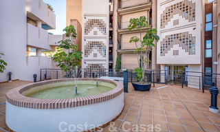 Moderno apartamento con piscina privada en venta, en un complejo de playa en primera línea, entre Marbella y Estepona. ¡Gran caída de precio! 25694 