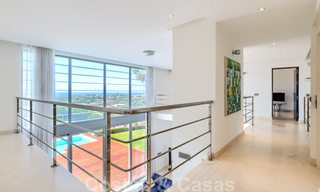 Moderna villa con vistas panorámicas al golf y al mar en venta en Los Flamingos Golf en Marbella - Benahavis 26044 