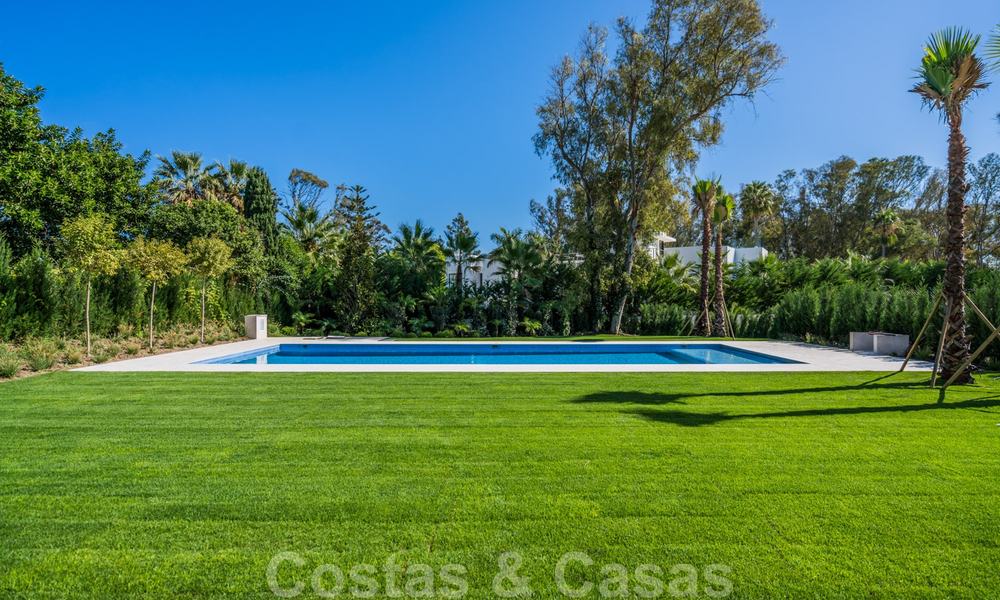 Moderna villa de playa lista para mudarse en venta, en la prestigiosa Guadalmina Baja en Marbella. 26069