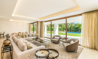Moderna villa de playa lista para mudarse en venta, en la prestigiosa Guadalmina Baja en Marbella. 26074 
