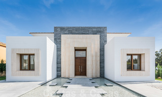 Moderna villa de playa lista para mudarse en venta, en la prestigiosa Guadalmina Baja en Marbella. 26090 