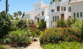 Amplio apartamento con jardín en venta, con vistas al mar, en un hermoso complejo en primera línea de playa en Los Monteros, Marbella 26127 