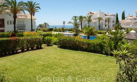 Amplio apartamento con jardín en venta, con vistas al mar, en un hermoso complejo en primera línea de playa en Los Monteros, Marbella 26130