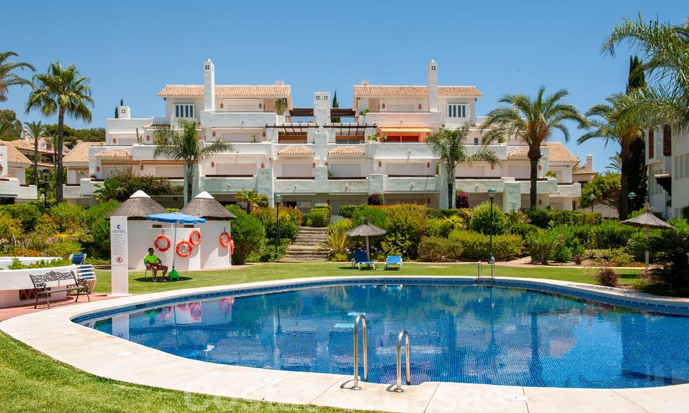 Amplio apartamento con jardín en venta, con vistas al mar, en un hermoso complejo en primera línea de playa en Los Monteros, Marbella 26133