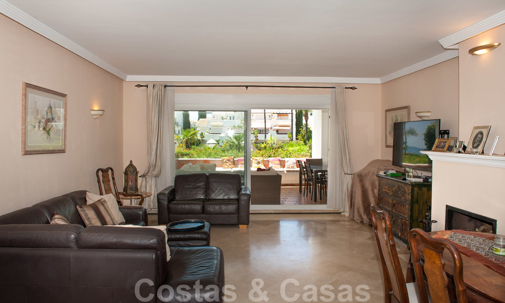 Amplio apartamento con jardín en venta, con vistas al mar, en un hermoso complejo en primera línea de playa en Los Monteros, Marbella 26144