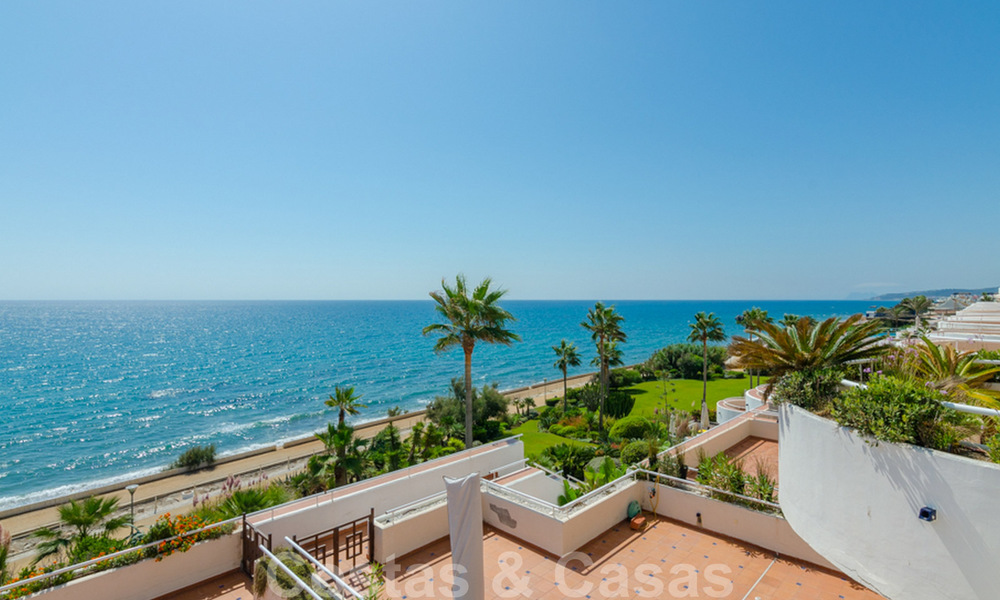 Ático en venta, primera línea de playa con vistas panorámicas al mar en Estepona 26171