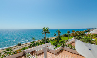 Ático en venta, primera línea de playa con vistas panorámicas al mar en Estepona 26171 