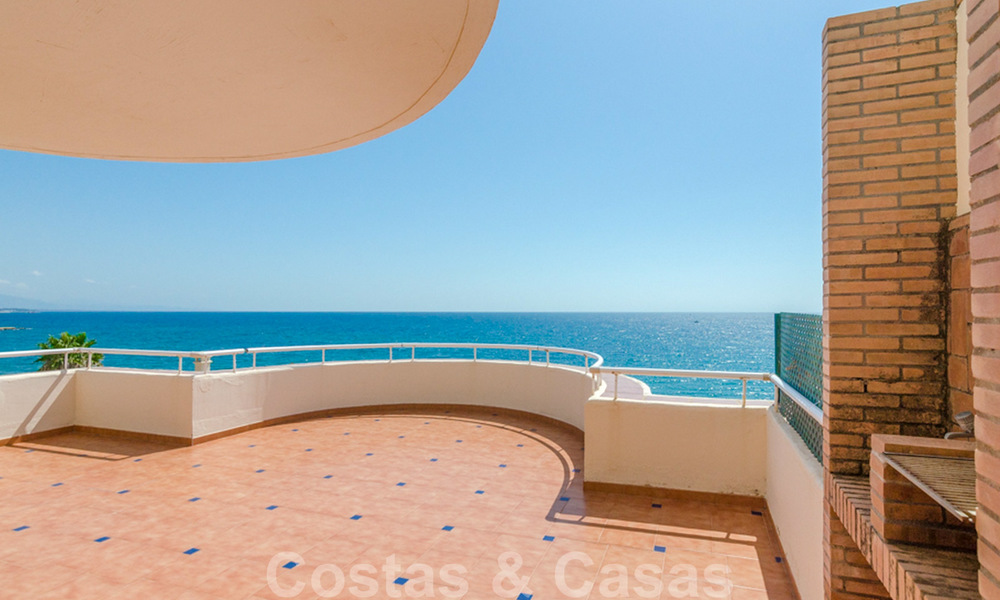 Ático en venta, primera línea de playa con vistas panorámicas al mar en Estepona 26192
