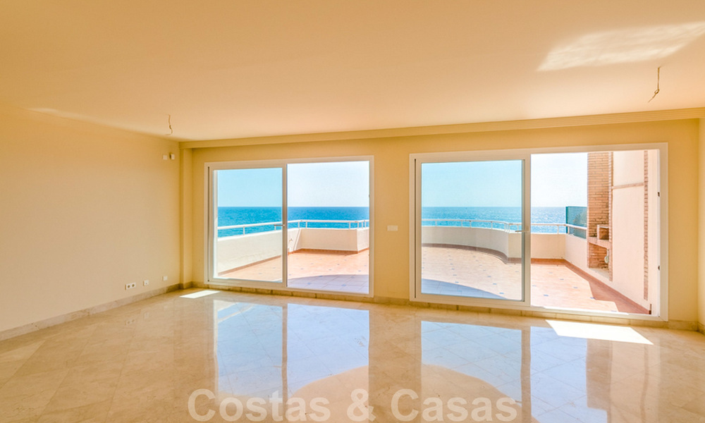 Ático en venta, primera línea de playa con vistas panorámicas al mar en Estepona 26196