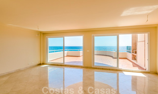 Ático en venta, primera línea de playa con vistas panorámicas al mar en Estepona 26196 