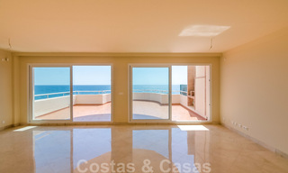 Ático en venta, primera línea de playa con vistas panorámicas al mar en Estepona 26200 