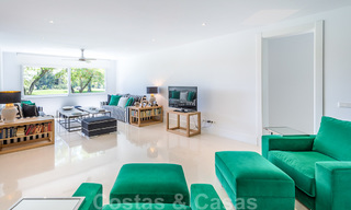 En primera línea de golf y a un tiro de piedra de la playa se encuentra la villa de diseño en venta en la elegante Guadalmina Baja en Marbella 26334 