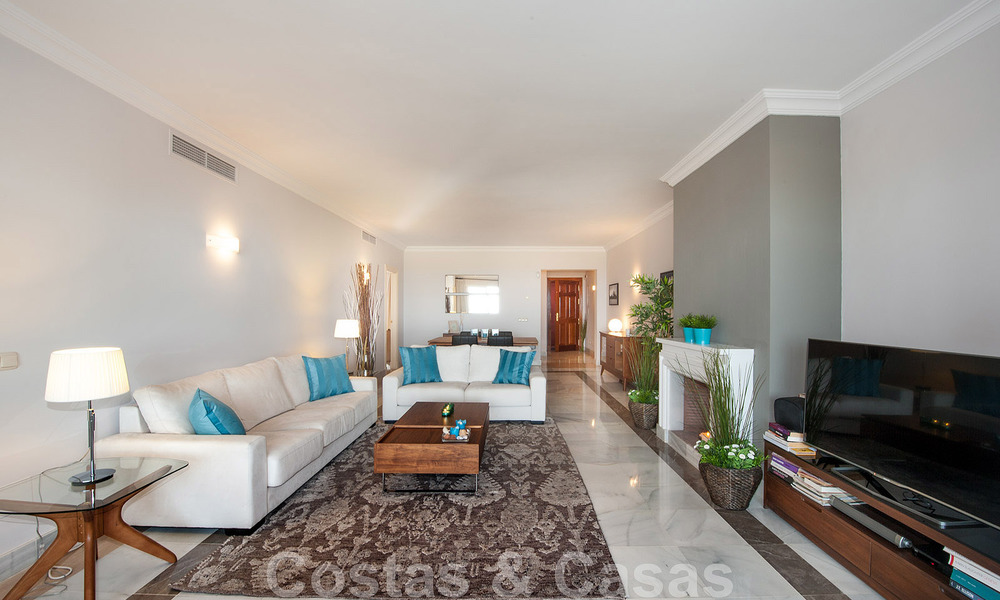 Espacioso apartamento con vistas panorámicas de la costa y el Mar Mediterráneo, listo para mudarse en Benahavis - Marbella 27427