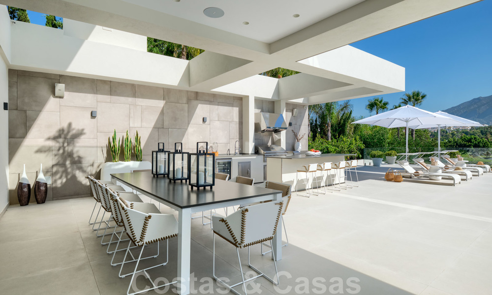 Exclusiva villa nueva y moderna en venta a un paso de Las Brisas golf en el Valle de Nueva Andalucía, Marbella 27431