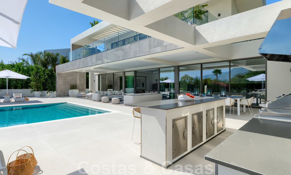 Exclusiva villa nueva y moderna en venta a un paso de Las Brisas golf en el Valle de Nueva Andalucía, Marbella 27442