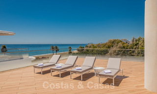 Promoción espectacular de apartamentos modernos en primera línea de playa en venta en Estepona, Costa del Sol. Listo para mudarse. 27870 
