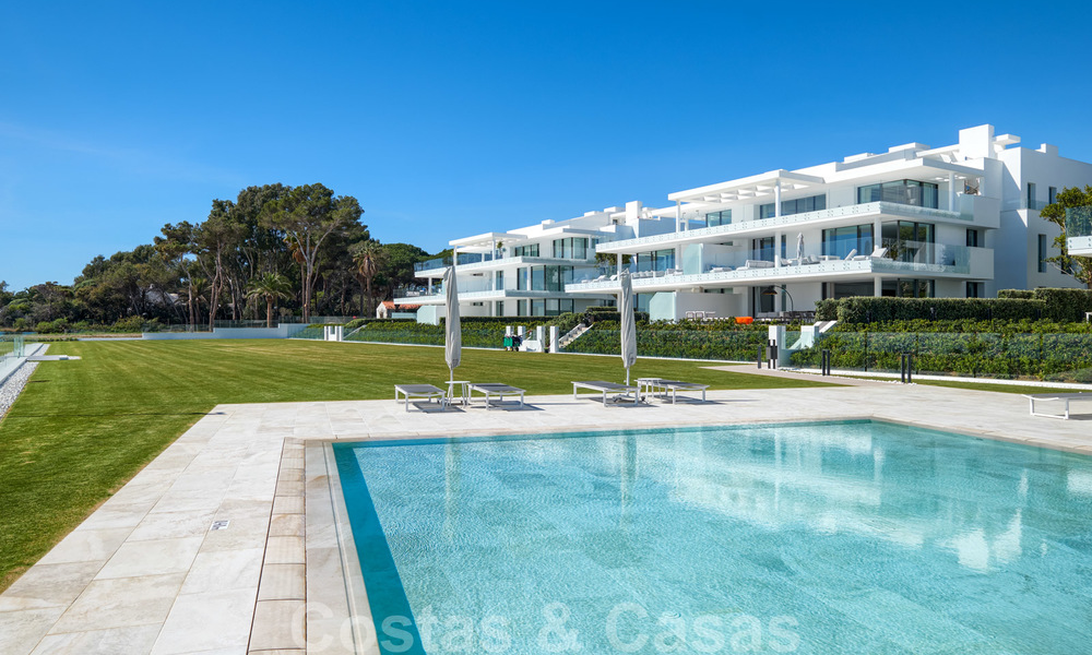 Reventa privada. Apartamento ultra lujoso y vanguardista frente a la playa en venta en un exclusivo complejo en la Nueva Milla de Oro, Estepona - Marbella 28700