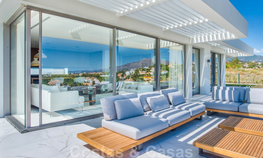 Amplio y moderno apartamento de lujo en venta con piscina privada en una residencia segura en Benahavis - Marbella 29076
