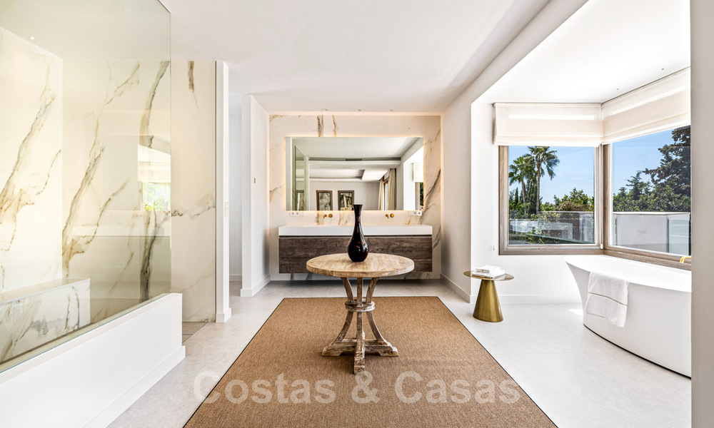 Lujosa villa en venta en un estilo atemporal, cerca de todos los servicios y el golf en la Nueva Milla de Oro entre Marbella y Estepona 31795