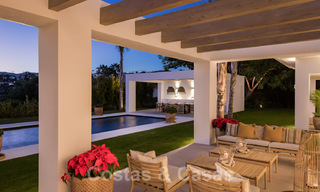 Lujosa villa en venta en un estilo atemporal, cerca de todos los servicios y el golf en la Nueva Milla de Oro entre Marbella y Estepona 31823 