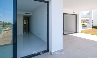 Apartamento moderno de 3 dormitorios en venta con vistas al mar en un complejo en primera línea de golf en Benahavis - Marbella 32533 
