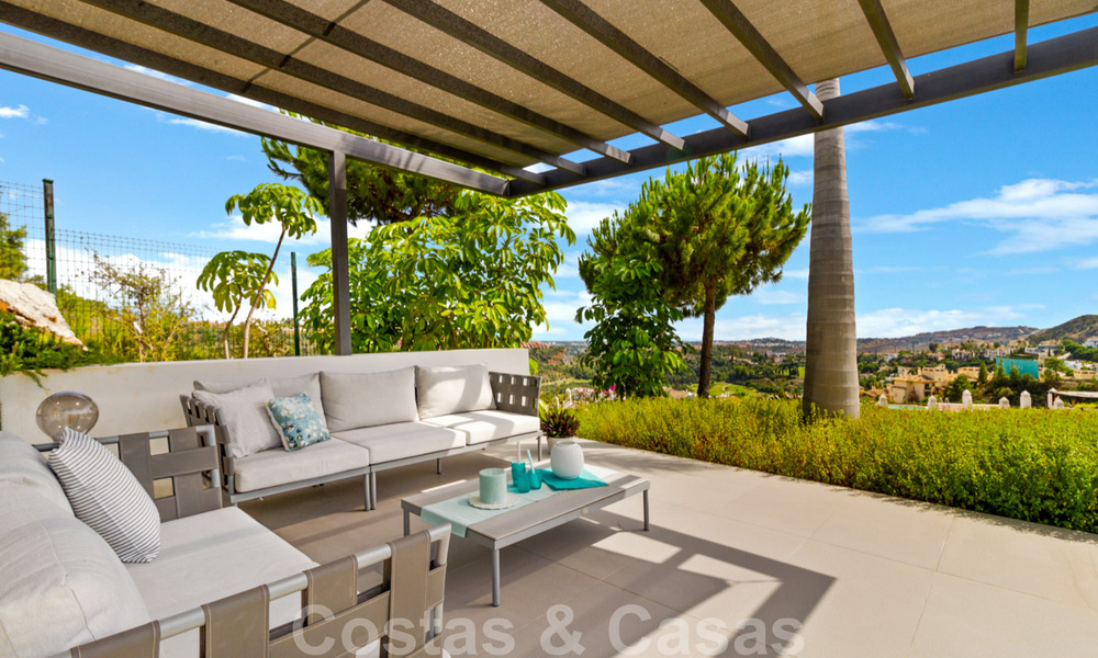 Lista para mudarse exclusiva villa de lujo moderna en venta en Benahavis - Marbella con impresionantes vistas abiertas sobre el golf y el mar 33542