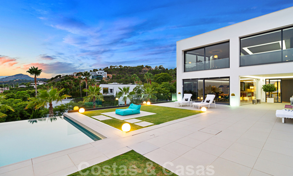 Lista para mudarse exclusiva villa de lujo moderna en venta en Benahavis - Marbella con impresionantes vistas abiertas sobre el golf y el mar 33549