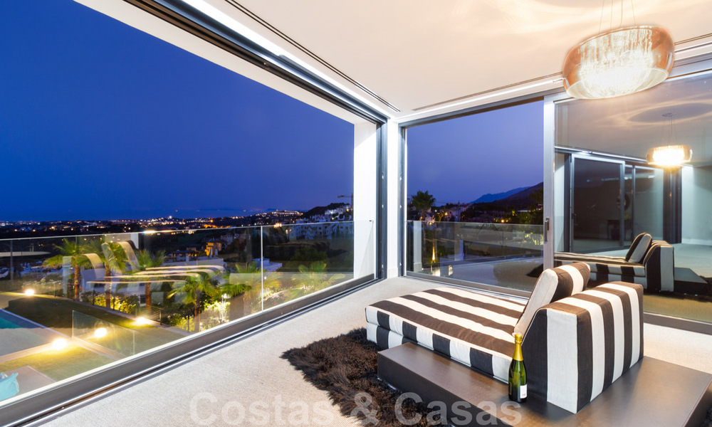 Lista para mudarse exclusiva villa de lujo moderna en venta en Benahavis - Marbella con impresionantes vistas abiertas sobre el golf y el mar 33555