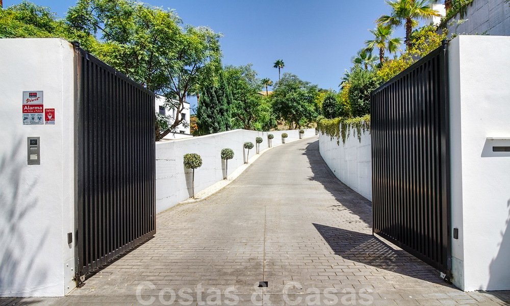 Lista para mudarse exclusiva villa de lujo moderna en venta en Benahavis - Marbella con impresionantes vistas abiertas sobre el golf y el mar 33561