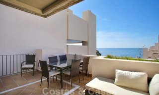 Moderno ático en venta dentro de un complejo en primera línea de playa que incluye su propia piscina privada y ofrece vistas al mar, entre Marbella y Estepona 33730 