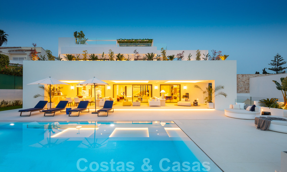 Villa moderno de diseño listo para entrar a vivir en venta en Nueva Andalucía - Marbella, a tiro de piedra de sus necesidades 34028