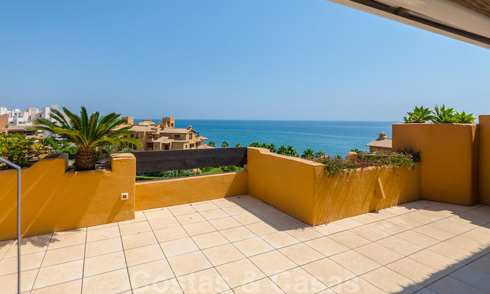 Espectacular ático con piscina privada y vistas panorámicas al mar en una urbanización de lujo en primera línea de playa en venta, Nueva Milla de Oro, Marbella - Estepona 34040