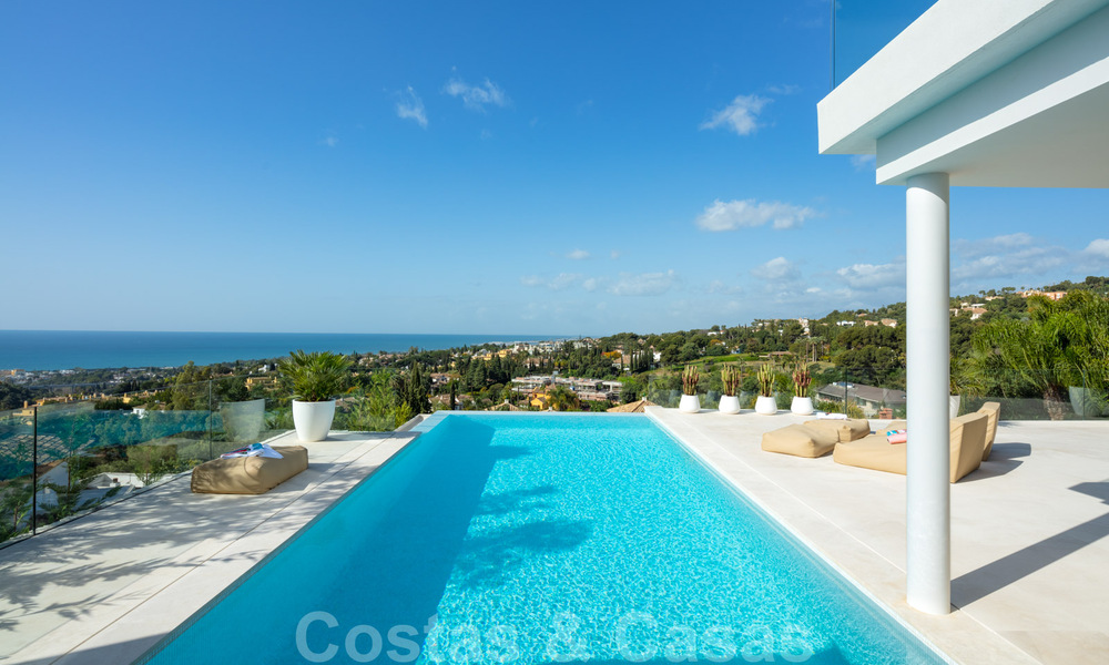 Villa moderno y de diseño mediterráneo en venta con vistas panorámicas al mar en La Cascada de Camojan, Milla de Oro, Marbella 34293