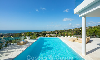 Villa moderno y de diseño mediterráneo en venta con vistas panorámicas al mar en La Cascada de Camojan, Milla de Oro, Marbella 34293 