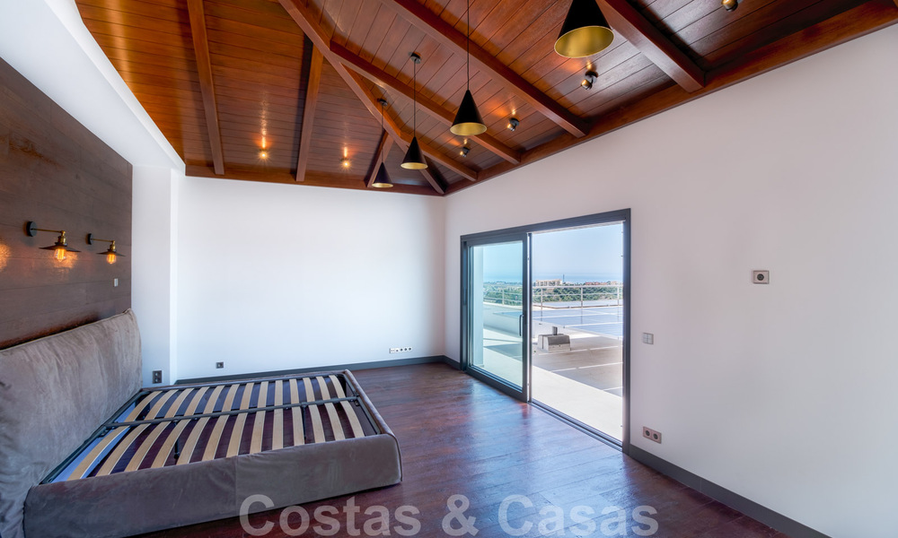 Villa exclusiva y de estilo moderno de alta tecnología con vistas panorámicas al mar en venta, en una prestigiosa urbanización en Benahavis - Marbella 34358