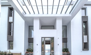 Villa exclusiva y de estilo moderno de alta tecnología con vistas panorámicas al mar en venta, en una prestigiosa urbanización en Benahavis - Marbella 34394 