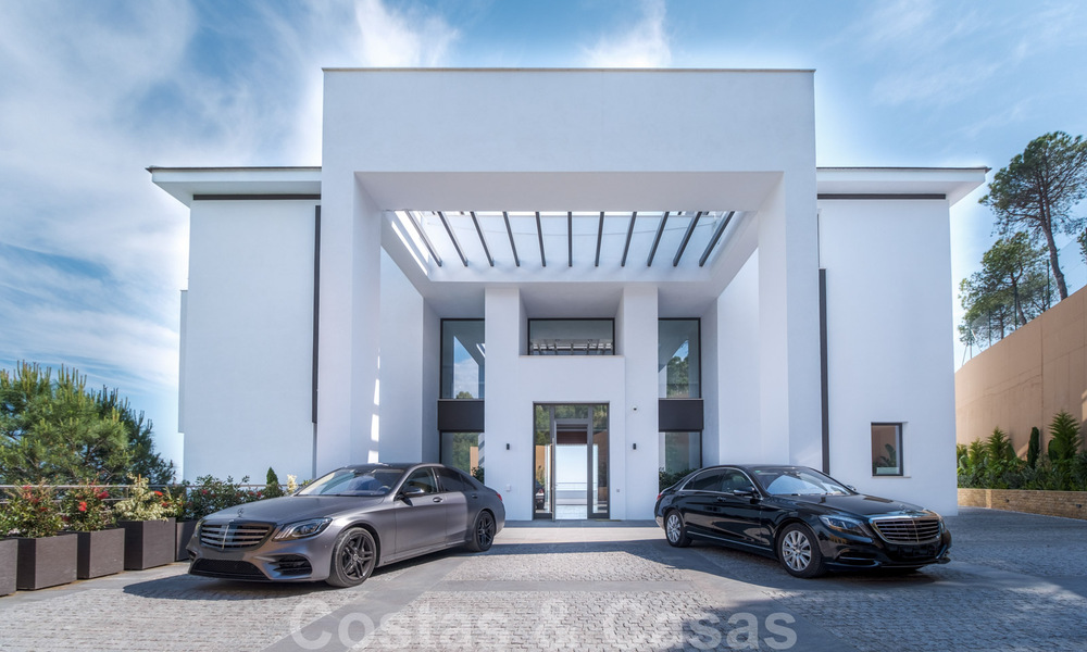 Villa exclusiva y de estilo moderno de alta tecnología con vistas panorámicas al mar en venta, en una prestigiosa urbanización en Benahavis - Marbella 34432