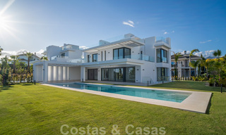 Lista para entrar a vivir, nueva villa moderna en venta en un resort de golf de cinco estrellas en Marbella - Benahavis 34470 