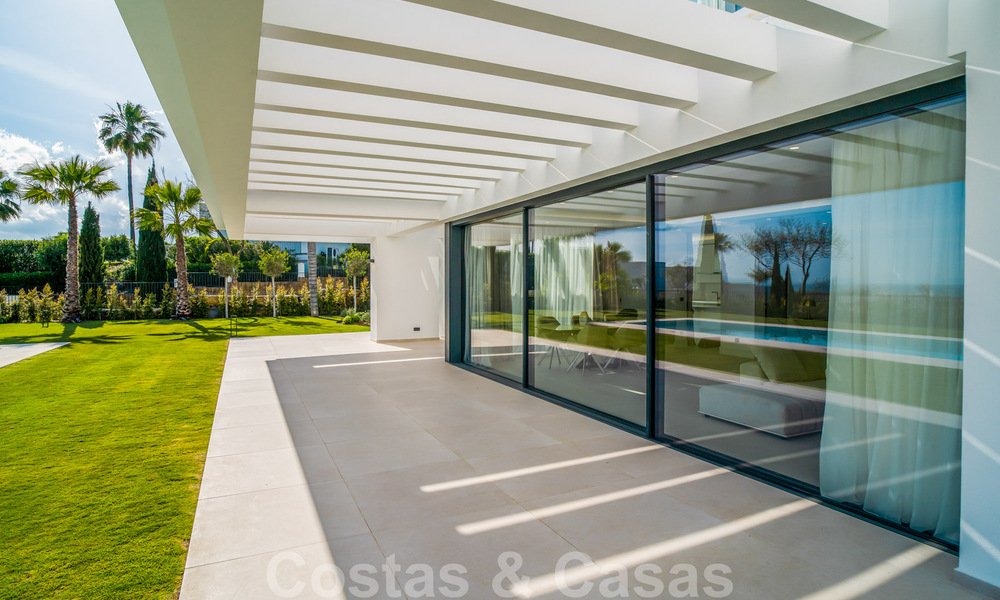 Lista para entrar a vivir, villa moderna de nueva construcción en venta en un resort de golf de cinco estrellas en Marbella - Benahavis 34555