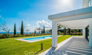 Lista para entrar a vivir, villa moderna de nueva construcción en venta en un resort de golf de cinco estrellas en Marbella - Benahavis 34557 