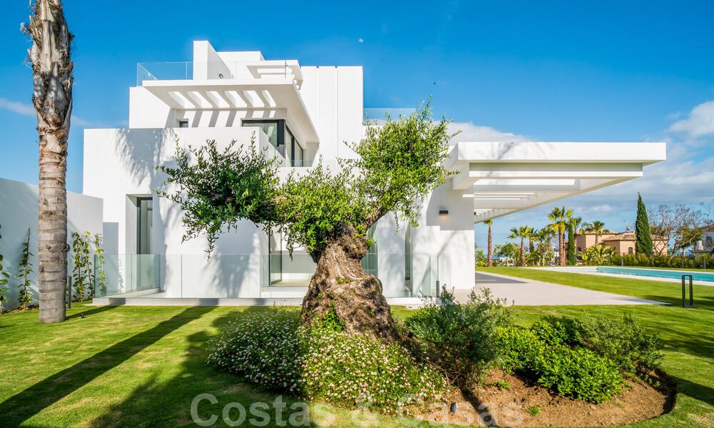 Lista para entrar a vivir, villa moderna de nueva construcción en venta en un resort de golf de cinco estrellas en Marbella - Benahavis 34558