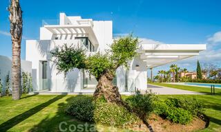 Lista para entrar a vivir, villa moderna de nueva construcción en venta en un resort de golf de cinco estrellas en Marbella - Benahavis 34558 