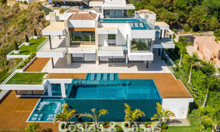 Precio muy reducido. Villa de diseño moderno lista para entrar a vivir en un complejo de golf de cinco estrellas en Marbella - Benahavis 34636 