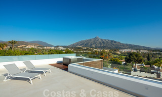 Villa de diseño en la codiciada zona residencial de Las Brisas en Nueva Andalucía con impresionantes vistas a la montaña de La Concha en Marbella 34775 