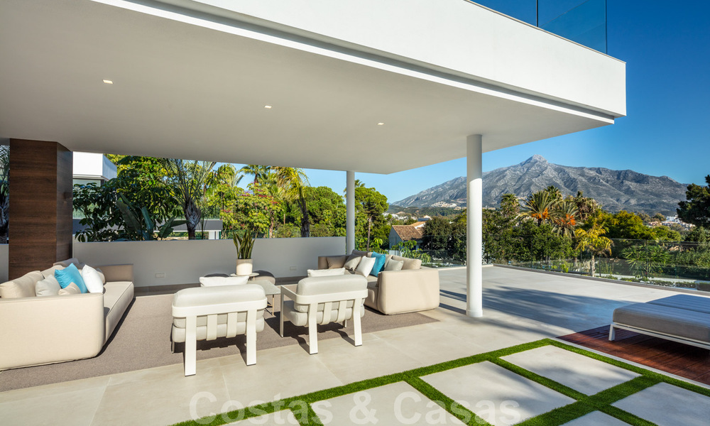 Villa de diseño en la codiciada zona residencial de Las Brisas en Nueva Andalucía con impresionantes vistas a la montaña de La Concha en Marbella 34776