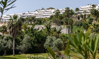 Apartamento reformado con buen gusto en venta con amplia terraza, vistas al mar y a la montaña en la Quinta golf resort, Benahavis - Marbella 34818 