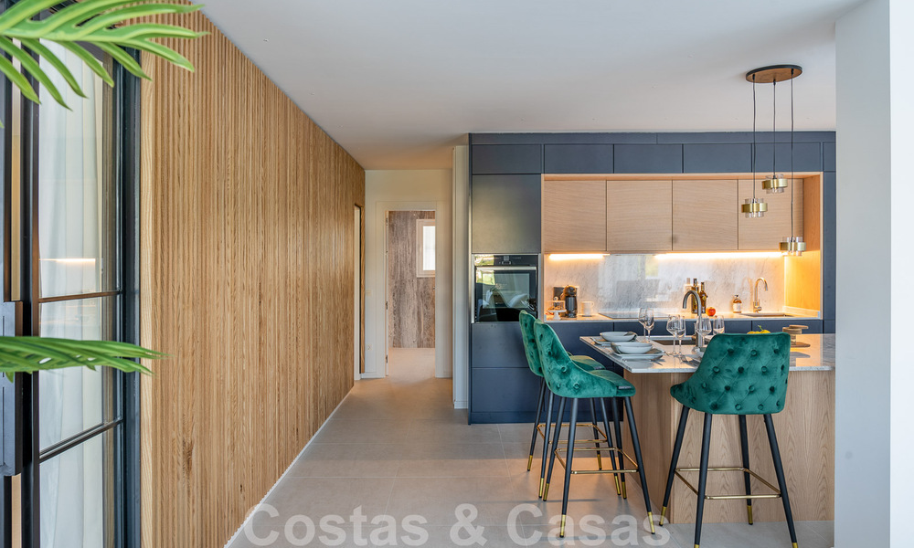 Apartamento reformado con buen gusto en venta con amplia terraza, vistas al mar y a la montaña en la Quinta golf resort, Benahavis - Marbella 34840