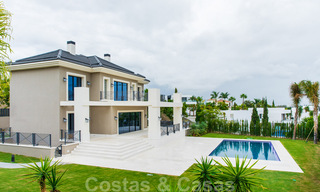 Villa de nueva construcción en venta en un estilo clásico contemporáneo con vistas al mar en un resort de golf de cinco estrellas en Marbella - Benahavis 34930 