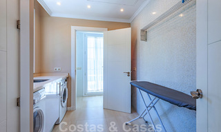 Villa junto a la playa a la venta en una exclusiva zona residencial en primera línea de playa en la Milla de Oro de Marbella 35013 