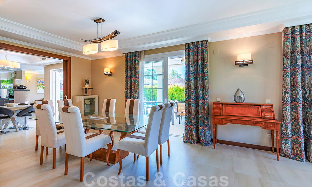 Villa junto a la playa a la venta en una exclusiva zona residencial en primera línea de playa en la Milla de Oro de Marbella 35015